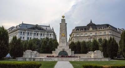 Kivégzések, szobordöntések és tüntetések – A Szabadság tér nem tudta elkerülni a történelem viharait