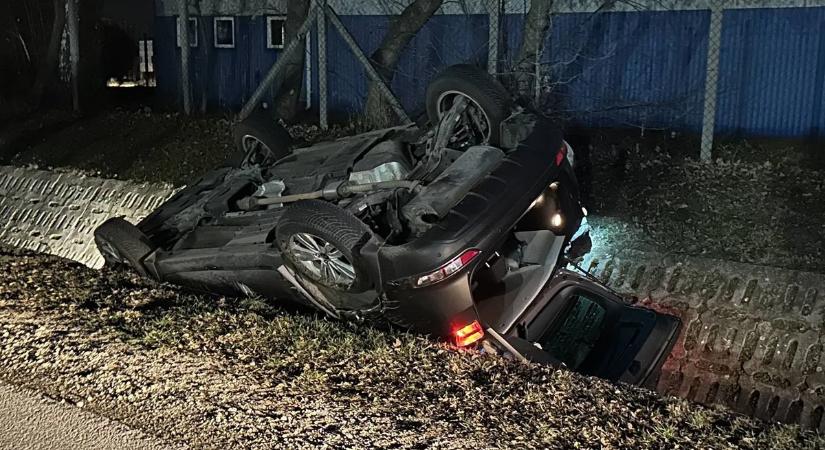 Csoda Dunaharasztin: sértetlenül mászott ki a felborult roncsból a hároméves kisfiú