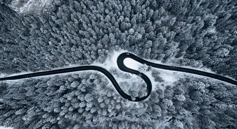 Hősies életmentés az úton – egy szakadék szélére csúszott autóból mentették ki az utasokat a járókelők