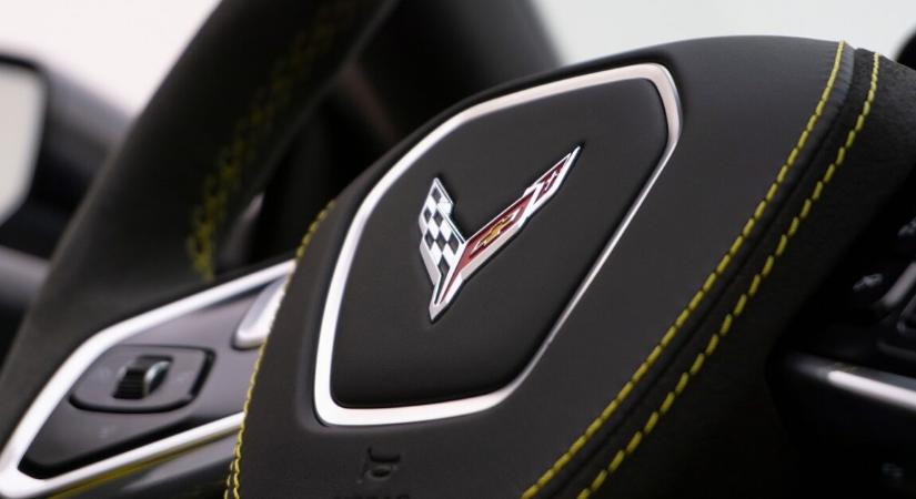 Karácsony előtti döbbenet – száguldó Corvette csapódott egy családi házba