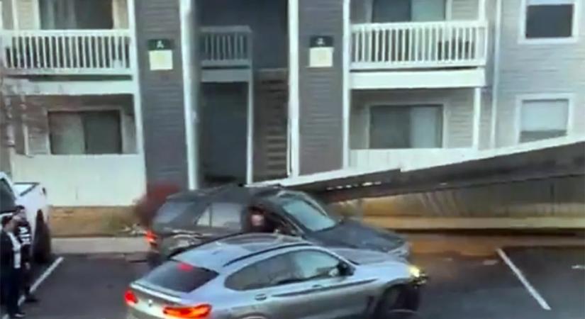 Eszelős jelenetek a parkolóban, ripityára zúzták egymás autóját