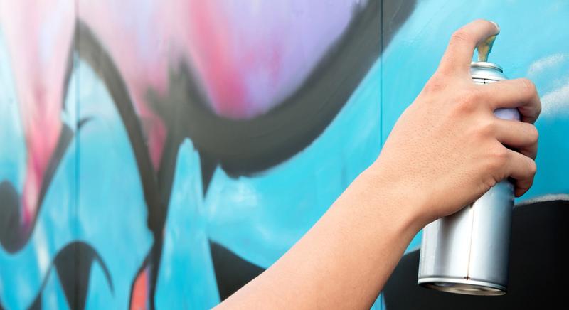 Milliós károkat okoztak a graffitik a MÁV-csoportnak