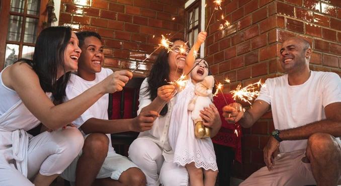 Tányértörés, szőlőszemek, piros fehérnemű – ilyen szokásokkal köszöntik az új évet a világ körül