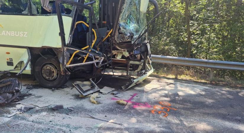 Rommá tört autó és felismerhetetlenségig roncsolódott busz maradt a Mátrában történt baleset helyszínén