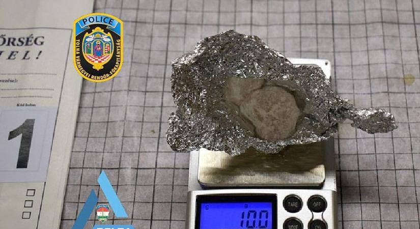 Kristályt terített Pakson: bűnügyi felügyelet alatt is árulta a drogot