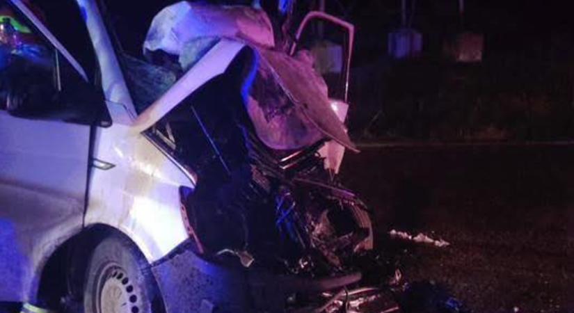 Kamion és személygépkocsi ütközött, két fiatal életét vesztette