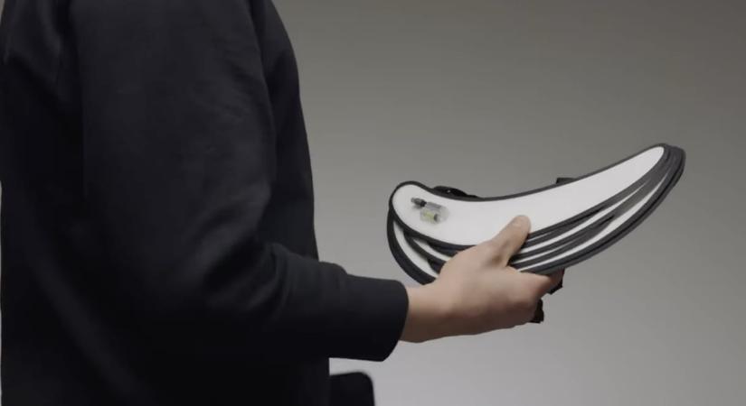 Ez a kerékpáros sisak bármikor összemegy, aztán ha kell, akkor 30 mp alatt felfújható