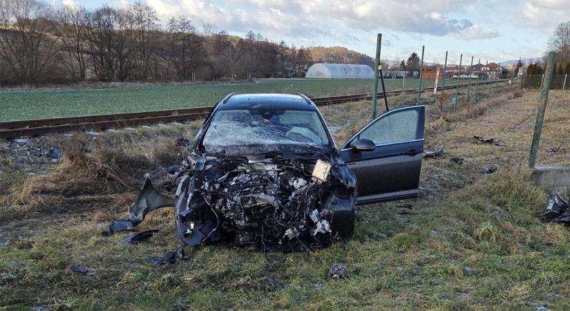 Súlyos baleset: vonat gázolt el egy vasúti átjáróba hajtó autót