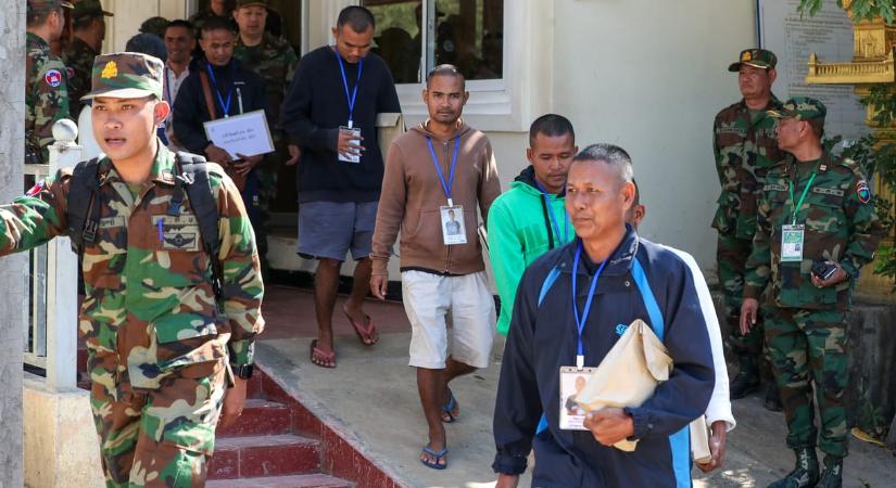 Thaiföld szabadon engedett több, július óta fogva tartott kambodzsai katonát