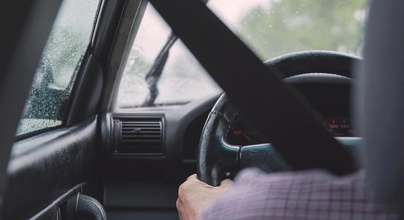 Áttért a szembe sávba és három embernek okozott sérülést egy sofőr a 48-as főúton