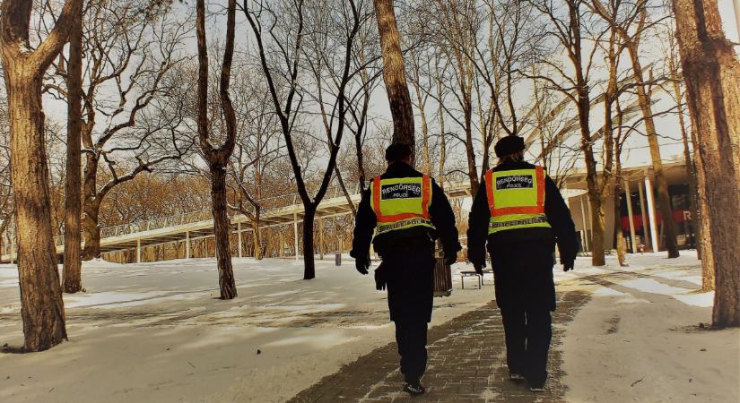Ne menjünk el a földön fekvő emberek mellett – kérik a debreceni rendőrök