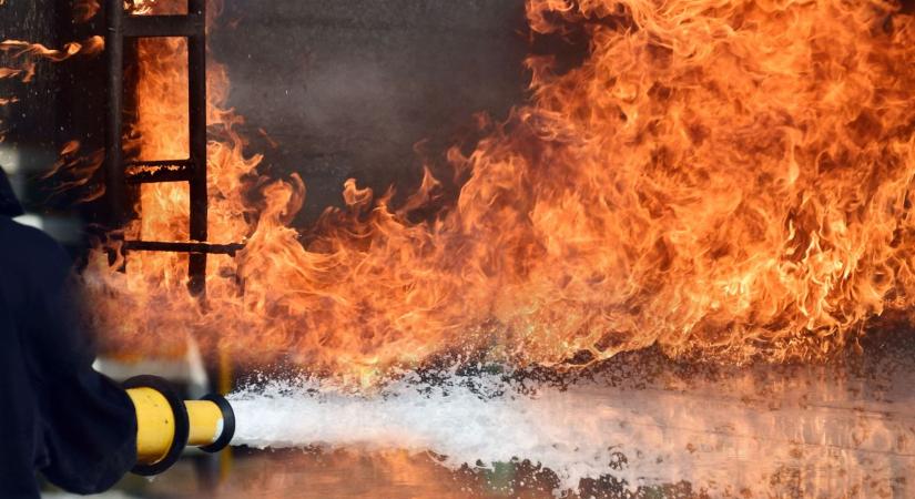 Hatalmas lángok csaptak fel Jászladányban, pillanatokon múlt a tragédia