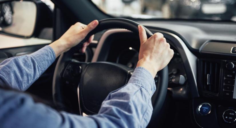 Vád: autóbalesetet okozott, ketten megsérültek