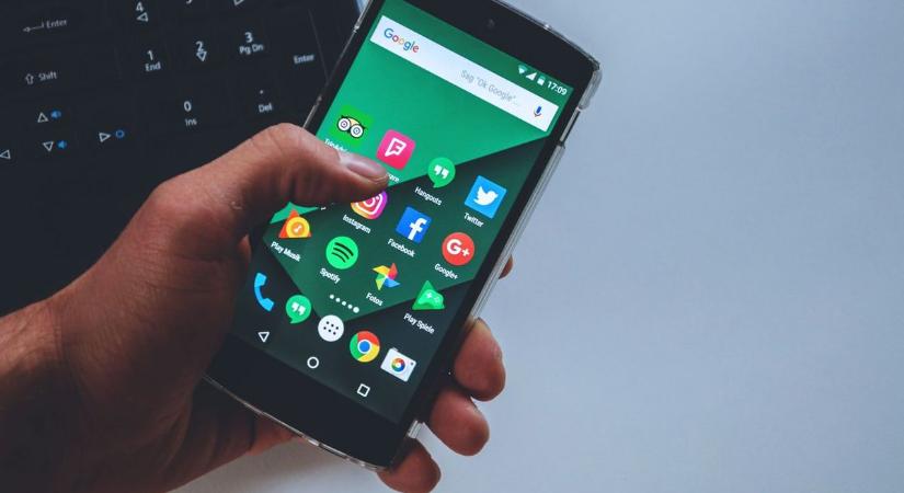 Milliókat ígérnek, majd egy letöltéssel megszerzik a banki adatokat a telefonos csalók