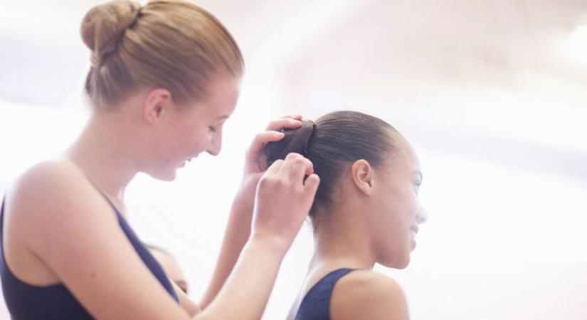 Ezzel a módszerrel készíthetsz könnyen gyönyörű kontyot: csak pár hajgumi kell hozzá