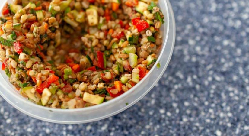 Színpompás lencsesaláta zöldségekkel: ez kerüljön az újévi asztalra