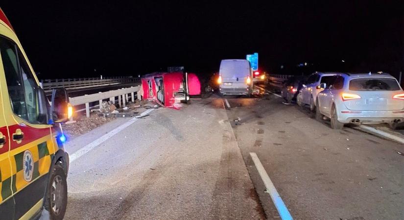 Tömegbaleset: hat gépkocsi karambolozott, sérültek is vannak (FOTÓK)