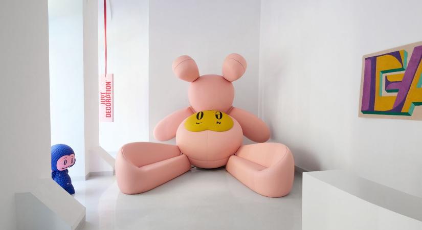 Újabb ötletével vonzza a turistákat a neves magyar desinger – tükörszoba a belvárosi forgatagban: az alkotó előző húzása is világhírre tett szert