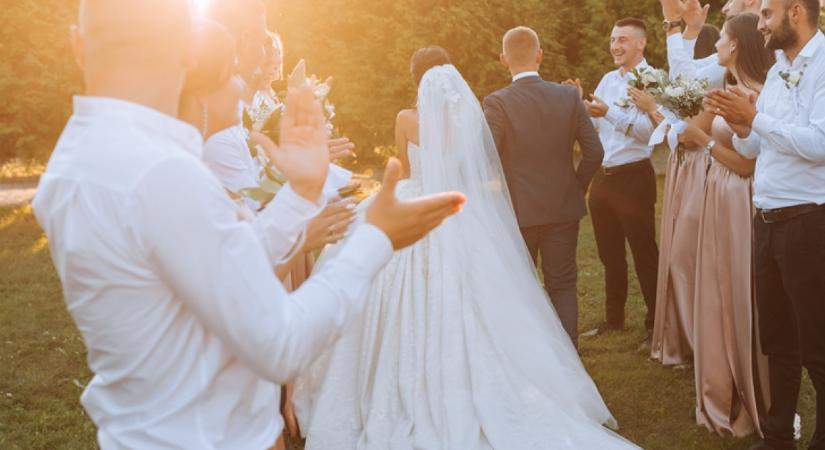 Olyan ruhában ment a nő a fia esküvőjére, hogy a pap is belepirult - Fotók