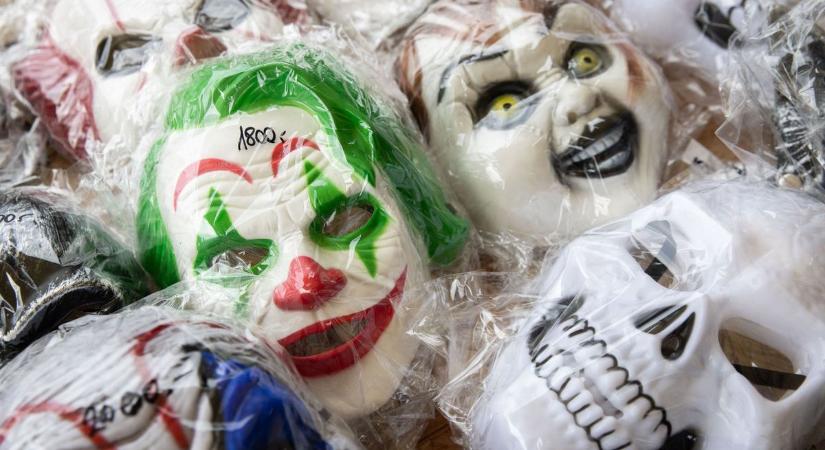 Félelmetes, világítós álarcokban trombitálhatunk a téren ennyiért, csak senkit ne ijesszünk halálra (galéria, videó)