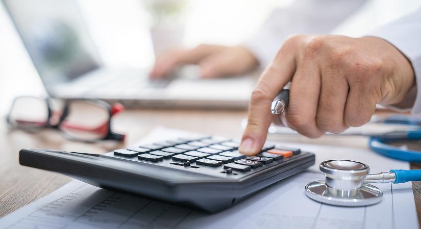 Hitelt venne fel? Ennyivel nő a havi keret jövőre az egészségpénztáraknál