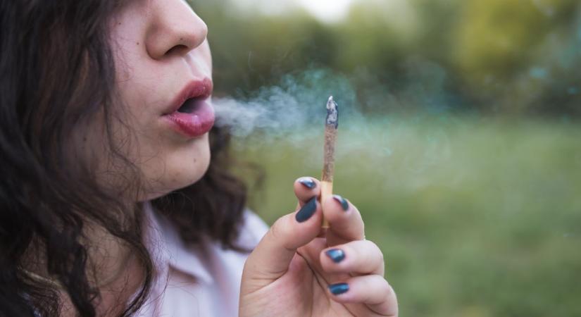 Cigivel kínálta a kolléganőjét, elvitték a rendőrök