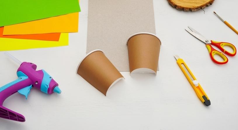 Készítsetek a gyerekekkel bájos papírpohár-hóembert, akinek mindig változik a hangulata!