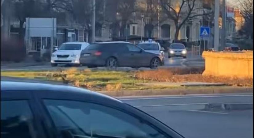 Ismét a forgalommal szemben ment egy autós a vásárhelyi János téren