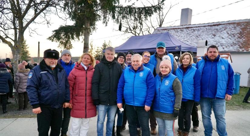 Vendéglátás, számvetés, pezsgős koccintás – Közös óévbúcsúztatóra gyűltek össze a lukácsháziak a Csömötei-hegyen