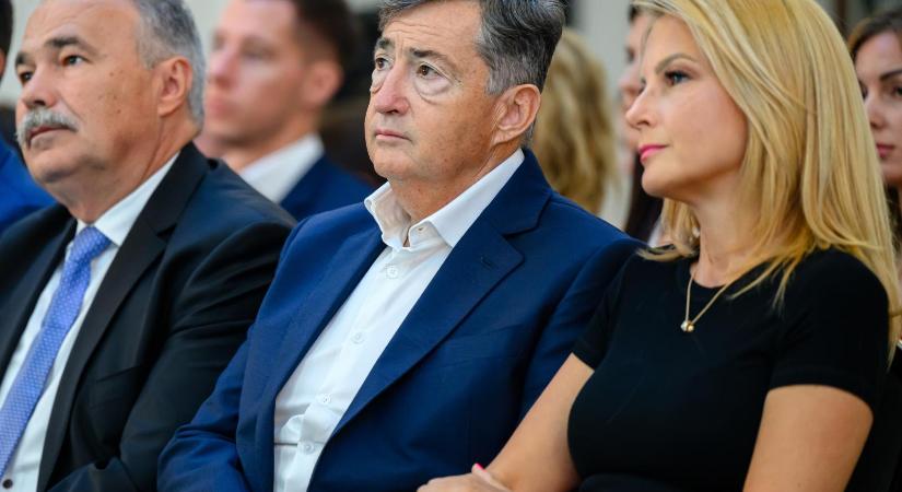 Úgy tűnik, Mészáros Lőrinc és Várkonyi Andrea egy hawaii luxusszállodában tölti a szilvesztert