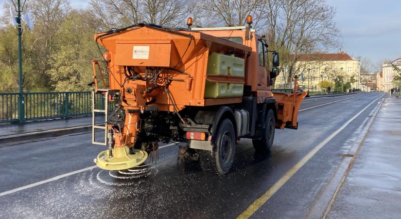 Csúszós utak, fokozott készenlét: dolgozik a Győr-Szol szilveszterkor