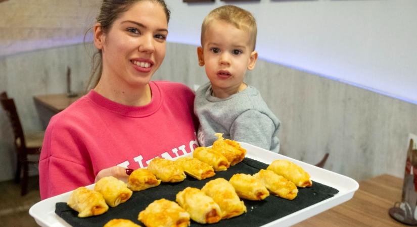 A kis Ábel és édesanyja így készítik a vendégváró falatokat – Sok fotóval