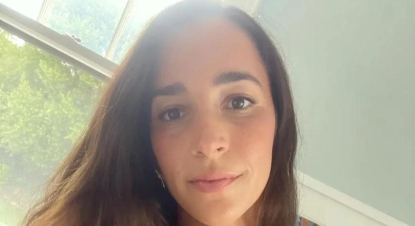 Kacérkodva hívogatnak az olimpiai bajnok tornásznő formás mellei – fotók