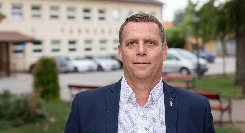 Tizenkét millió forintos év végi jutalmat szavazott meg a képviselő-testület Vecsés fideszes polgármesterének