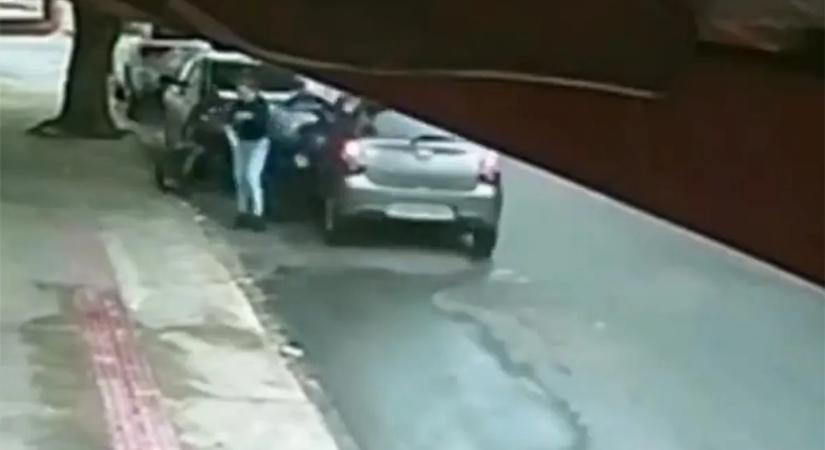 Békésen pakolászott a kocsi mögött; isteni csoda, hogy ezt élve megúszta