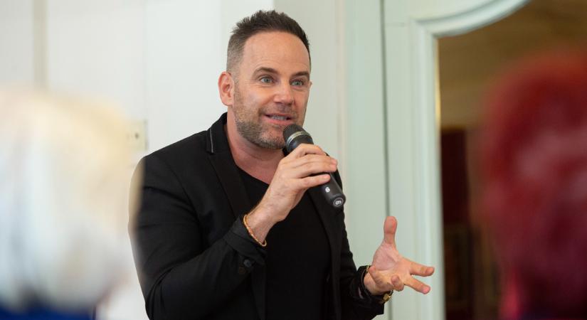 Járai Máté a színpadon koccint szilveszterkor: „Egy nap pizsamában, a többi színpadon!”