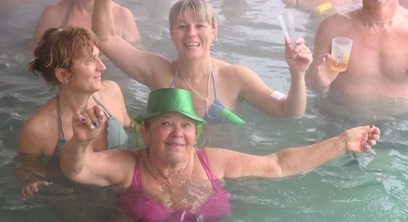 Hatalmas sor kígyózik ennél a gyógyfürdőnél