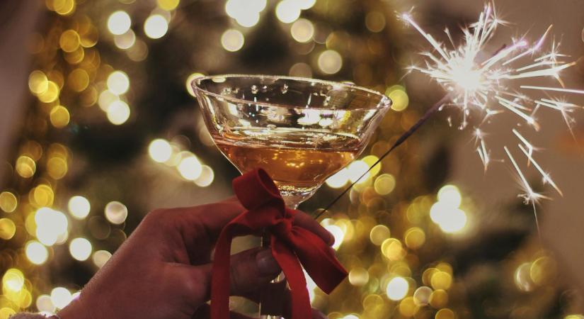 Kiváló koktélok szilveszterre – A koktélkészítő rektorhelyettes, dr. Szász Levente ajánlásával