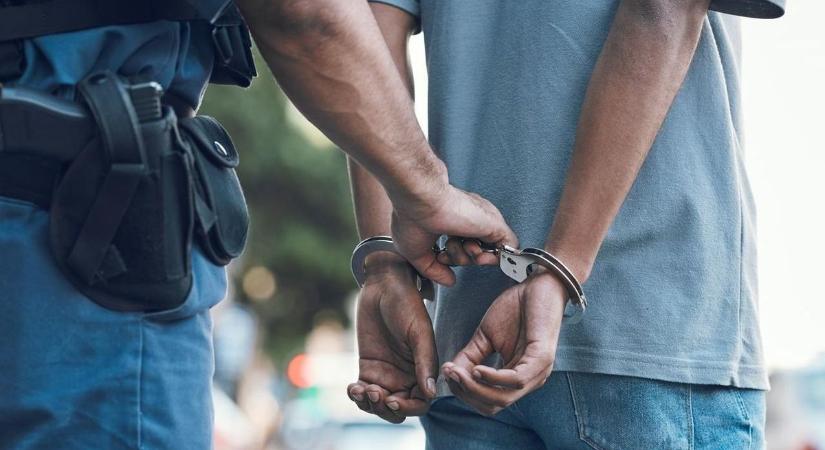 A mosdóban bújt el a 19 éves betörő és gyermekkorú társa