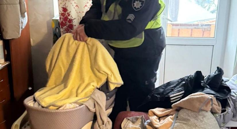 Lemberg megyében egy nő két kiskorú gyermekét hagyta egy bezárt lakásban – a rendőrség keresi