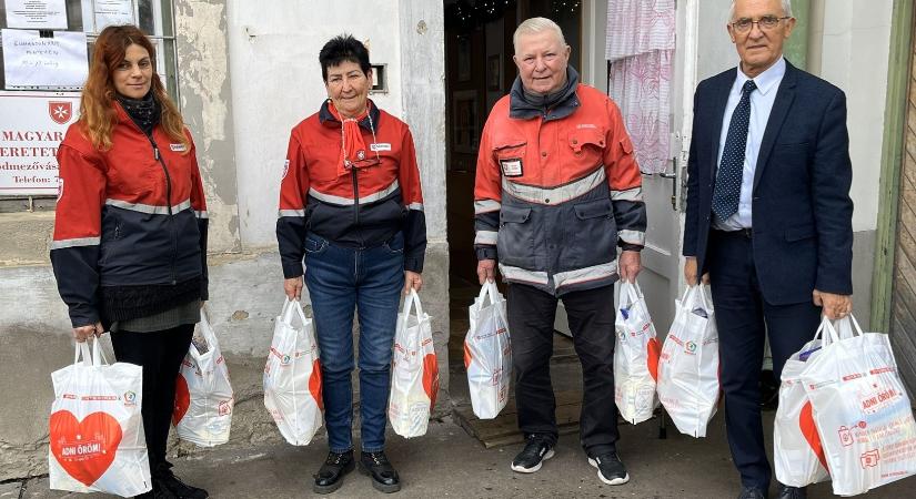 Ajándékcsomagot vittek rászorulóknak a vásárhelyi képviselők is