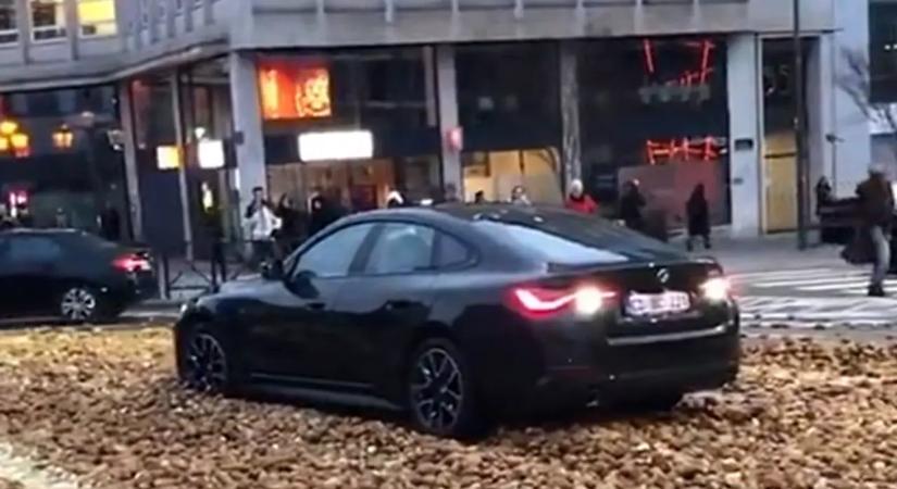 Ilyet is ritkán látni: fennakadt az útra szórt krumpliban a BMW!