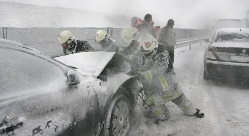 Ilyet azóta se láttunk! Negyvenegy gépjármű ütközött össze az M7-es autópályán a brutális hóviharban (galéria)