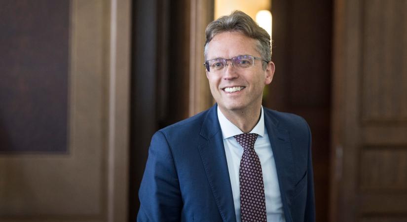 Január elsejétől ismét csökkennek a dolgozó szülők adóterhei – Hankó Balázs videóban foglalta össze a legfontosabb tudnivalókat