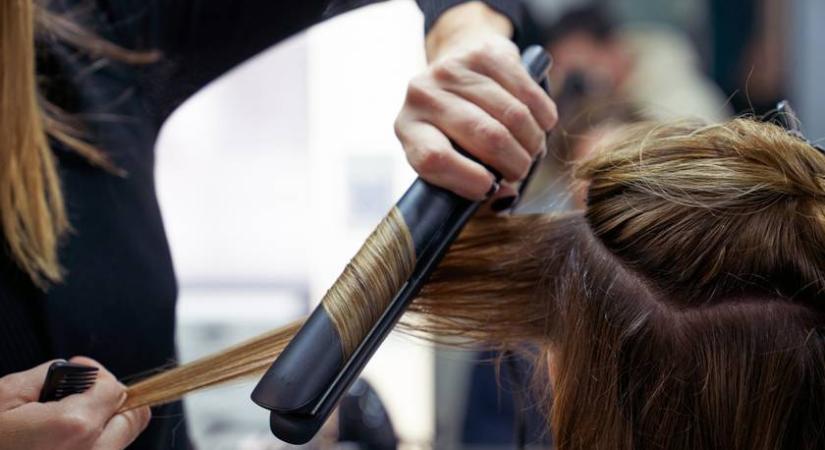 Így lehet loknikat csinálni a hajvasalóval: többféle is készíthető, mutatjuk hogyan