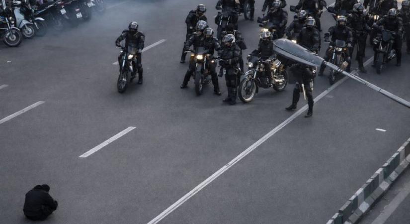 Az elűzött Pahlavi sah fiát éltetik a tüntetők Iránban, ahol a demonstrációk negyedik napja tartanak