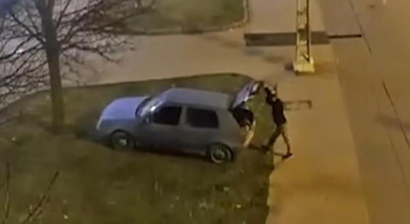 Videón, ahogy lopott autóval szabálytalankodik, majd felhajt a fűre egy férfi az Örs vezér terén