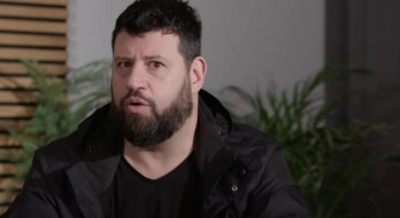 Rajtaütés Puzsér Róbert lakásánál: házibulit tartott a publicista, a rendőrök valamit nagyon kerestek a távozó vendégeknél