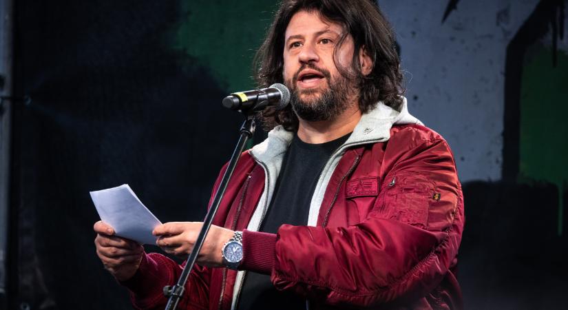 Rendőrök igazoltatták a Puzsér Róbert házibulijából távozó embereket