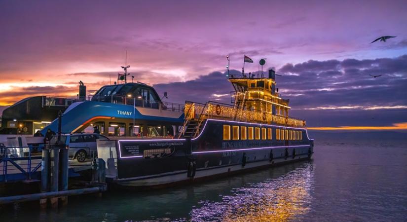 Ünnepi fények a Balatonon: idén is közlekedik a BAHART Fénykompja